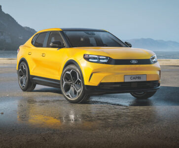 En gul Ford Capri på en strand